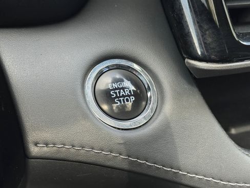 Used 2022 Toyota Highlander XLE AWD/4WD image 7