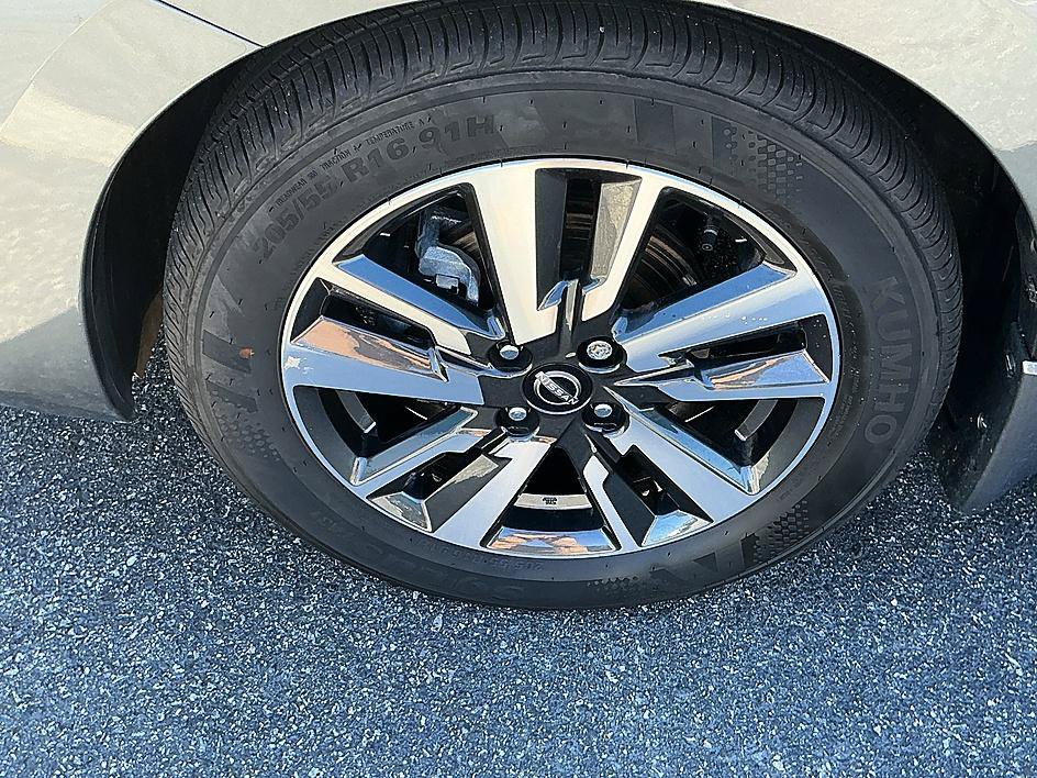 Certified 2025 Nissan Versa SV w/ Trunk Package FWD image 9