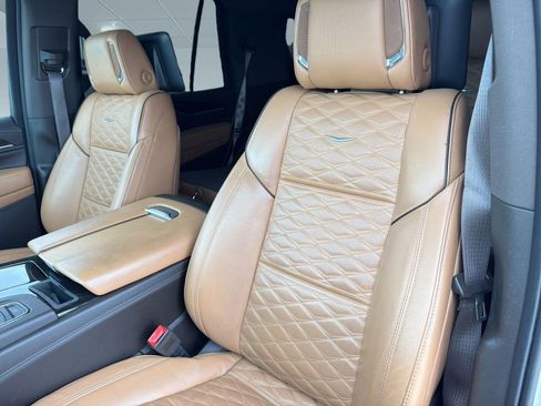 Used 2021 Cadillac Escalade Premium Luxury AWD/4WD image 21