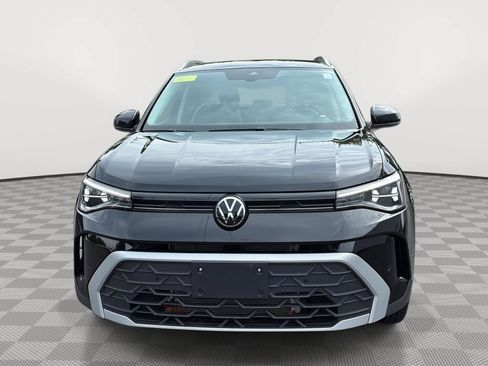Used 2025 Volkswagen Taos SE AWD/4WD image 2