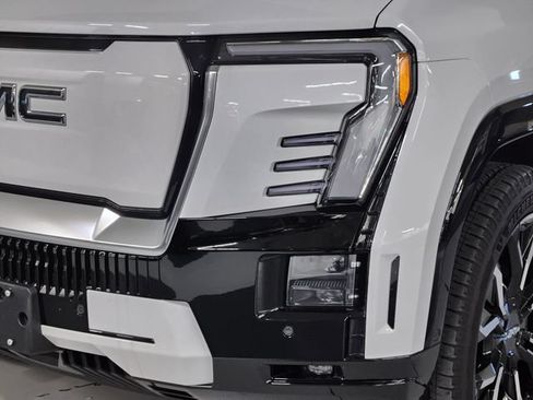 Used 2025 GMC Sierra EV Denali AWD/4WD image 12