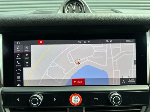 Certified 2025 Porsche Macan AWD/4WD image 36