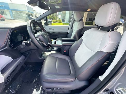 Used 2021 Toyota Sienna XSE FWD image 21