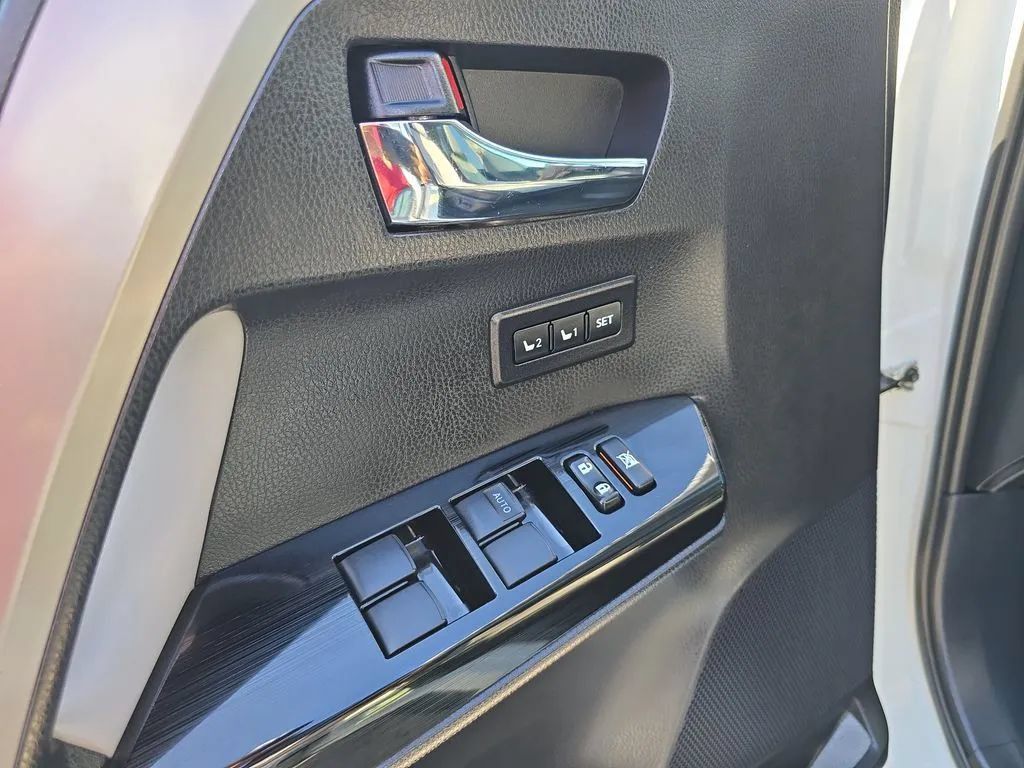 Used 2018 Toyota RAV4 Limited AWD/4WD image 12