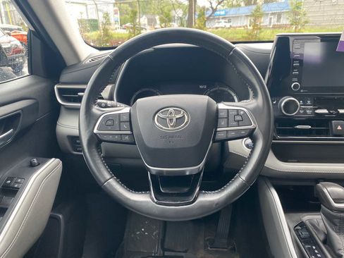 Used 2020 Toyota Highlander XLE AWD/4WD image 16