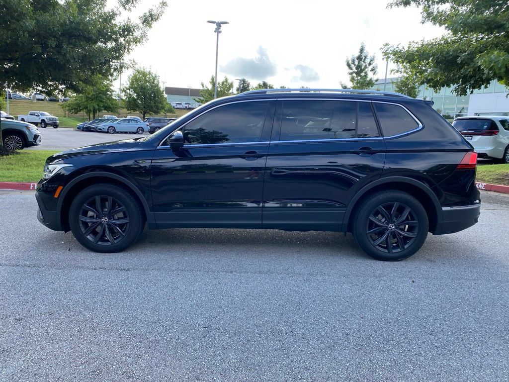 Used 2024 Volkswagen Tiguan SE w/ Panoramic Sunroof Package FWD image 4