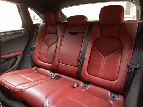 Certified 2023 Porsche Macan image 28