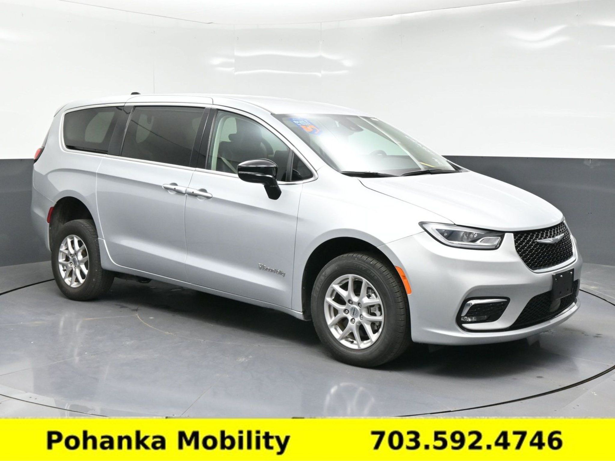 Used 2024 Chrysler Pacifica Touring-L FWD image 3
