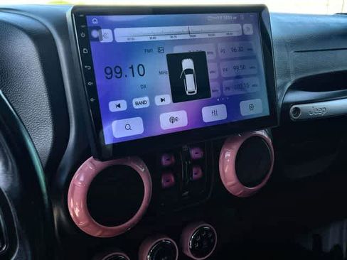 Used 2018 Jeep Wrangler Unlimited Sahara w/ Connectivity Group image 18