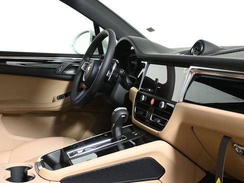 Used 2026 Porsche Macan AWD/4WD image 39