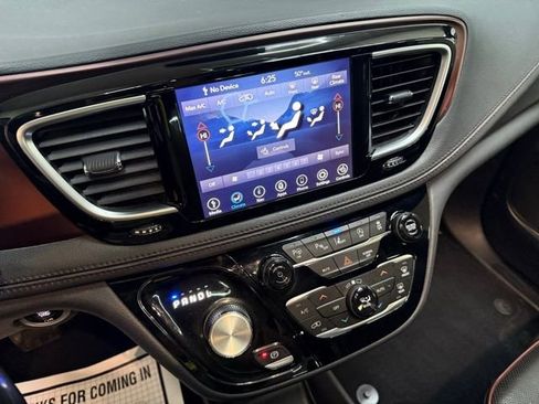 Used 2020 Chrysler Pacifica Limited image 28