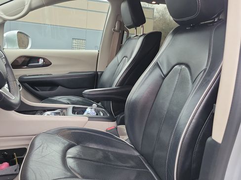 Used 2022 Chrysler Pacifica Limited w/ Uconnect Theater Family Group image 20