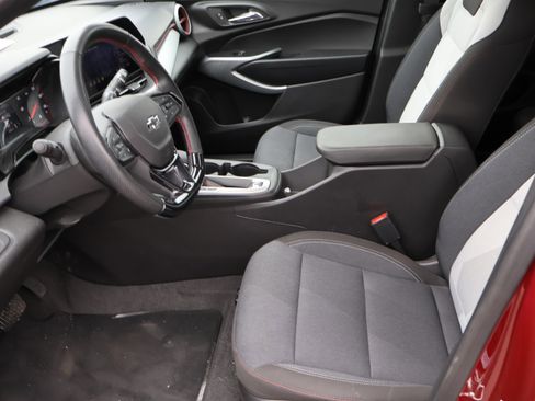 Used 2025 Chevrolet Trax RS w/ Sunroof Package image 39