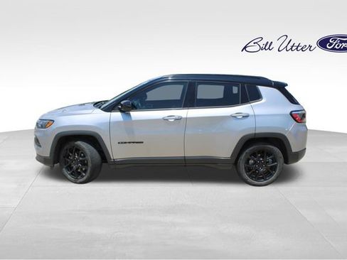 Used 2022 Jeep Compass Latitude w/ Sun and Sound Group FWD image 8