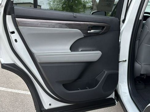 New 2026 Toyota Highlander Limited image 30