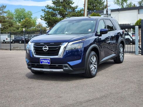 Used 2025 Nissan Pathfinder SL AWD/4WD image 3