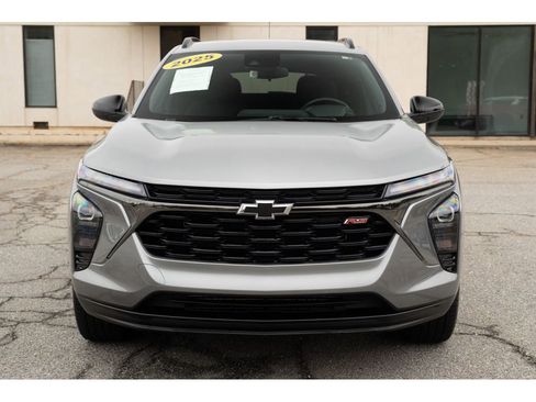 Used 2025 Chevrolet Trax RS w/ Driver Confidence Package FWD image 3
