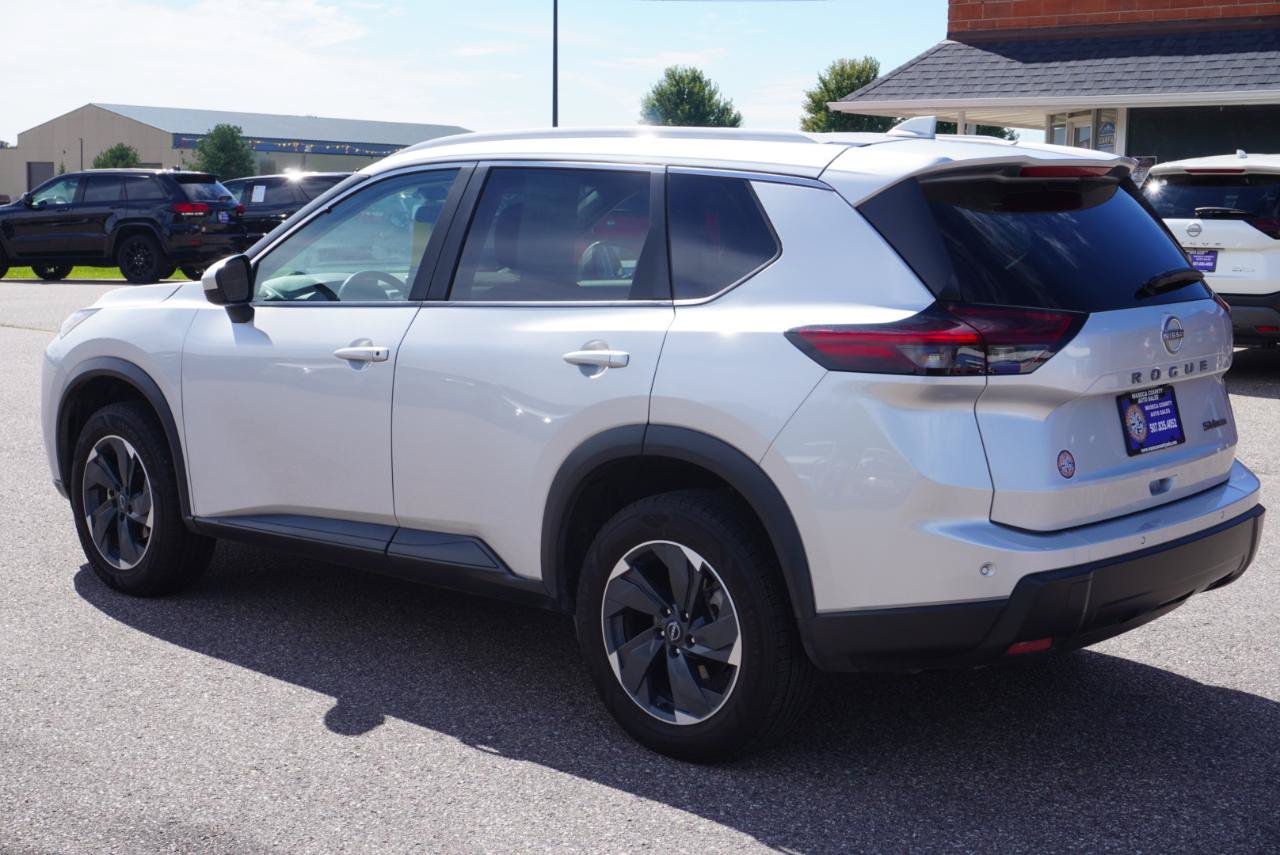 Used 2024 Nissan Rogue SV w/ SV Premium Package AWD/4WD image 3