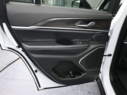 New 2026 Jeep Grand Cherokee Limited w/ Luxury Tech Group II image 38