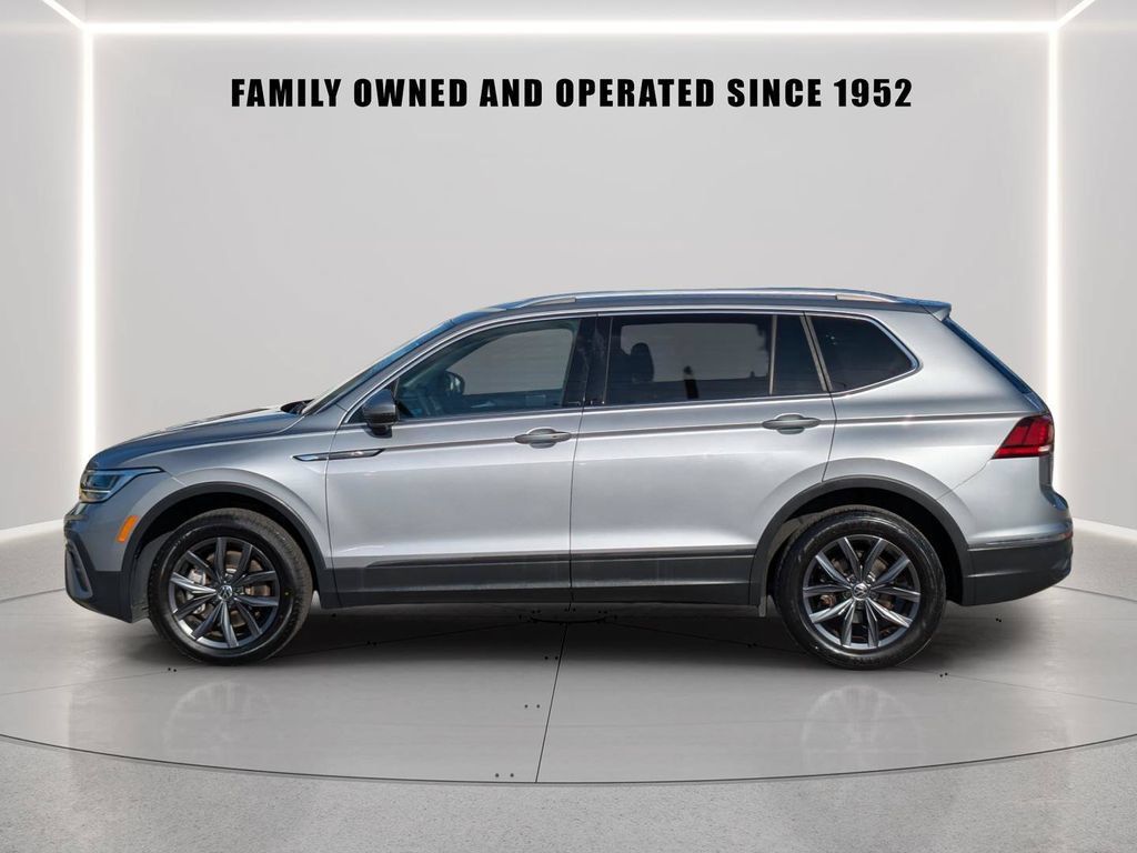 Certified 2023 Volkswagen Tiguan SE FWD image 3