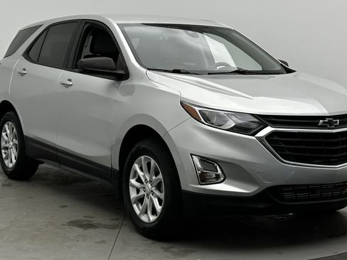 Used 2021 Chevrolet Equinox LS w/ LS Convenience Package image 3