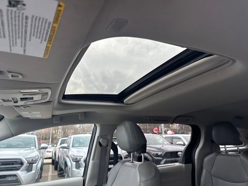 Used 2021 Toyota Sienna XLE w/ XLE Plus Package image 17