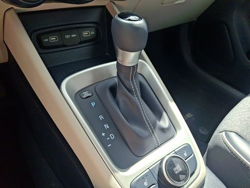 Certified 2022 Hyundai Venue Limited w/ Cargo Package FWD image 14