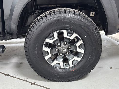 Used 2017 Toyota Tacoma TRD Off-Road w/ Premium & Technology Package image 23
