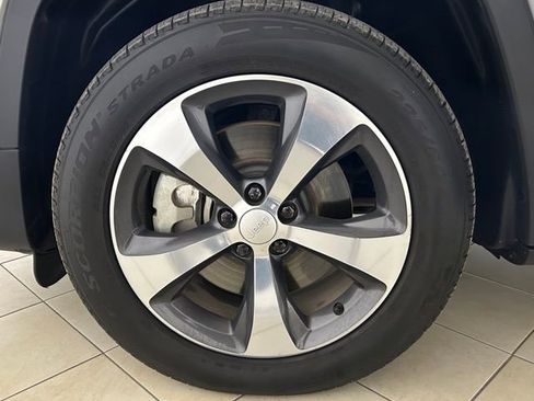 Used 2019 Jeep Cherokee Limited w/ Luxury Group image 9