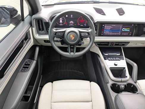 Used 2024 Porsche Cayenne AWD/4WD image 15