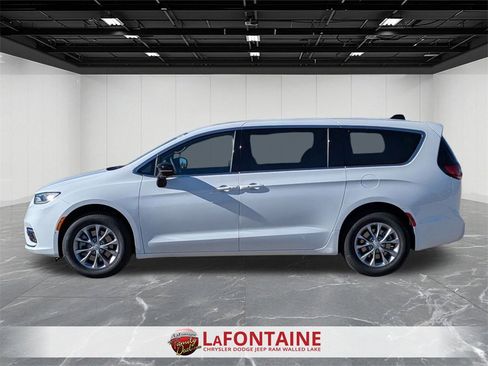 New 2026 Chrysler Pacifica Limited w/ Trailer Tow Group image 2