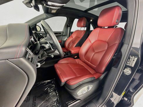 Used 2024 Porsche Macan AWD/4WD image 5