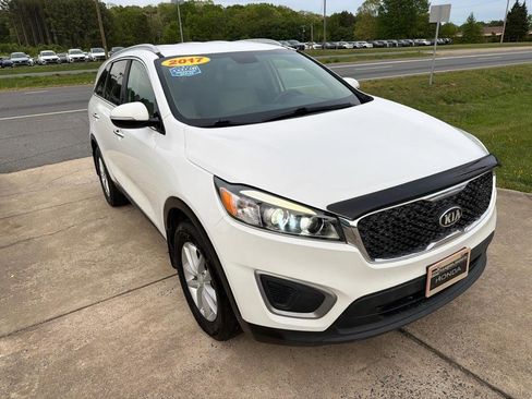 Used 2017 Kia Sorento LX w/ LX Convenience Package image 5