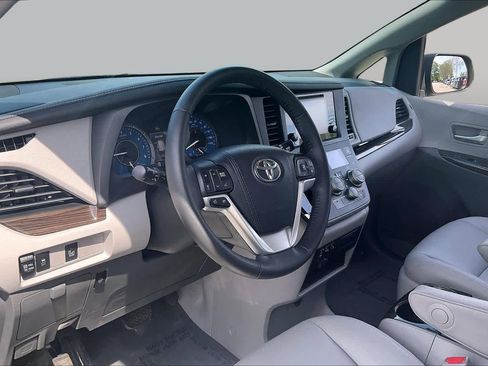 Used 2017 Toyota Sienna XLE AWD/4WD image 17