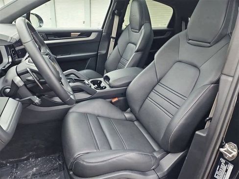 Certified 2024 Porsche Cayenne Turbo image 5