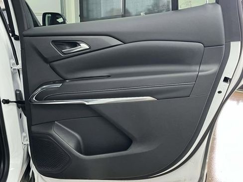 Used 2025 Chevrolet Traverse LT image 24