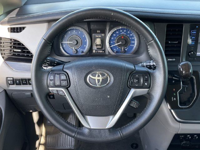 Used 2017 Toyota Sienna XLE Premium FWD image 12