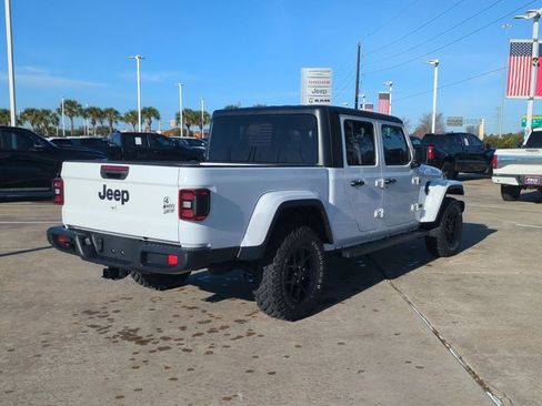 Used 2024 Jeep Gladiator Willys image 5