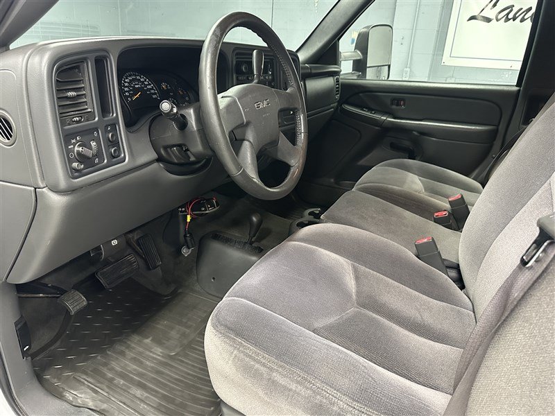 Used 2004 GMC Sierra 2500 SLE w/ Heavy-Duty Power Package AWD/4WD image 2