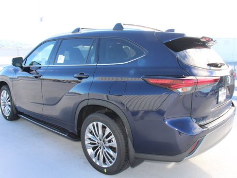 New 2026 Toyota Highlander Platinum AWD/4WD image 5