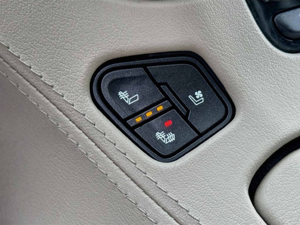 Used 2020 GMC Yukon XL Denali w/ Denali Premium Package AWD/4WD image 26