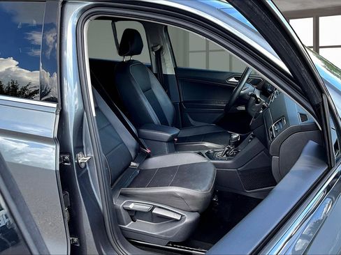 Used 2021 Volkswagen Tiguan SE image 8