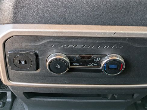 Used 2024 Ford Expedition XLT RWD image 16