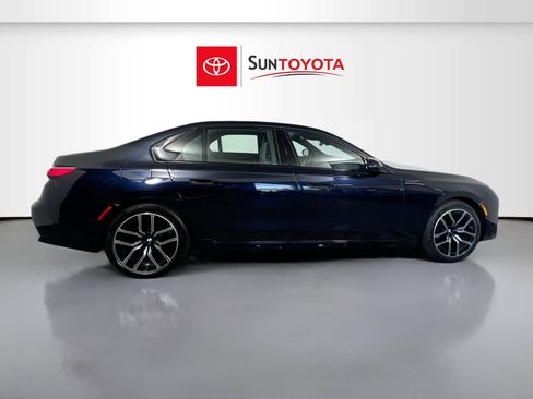 Used 2024 BMW 740i image 2