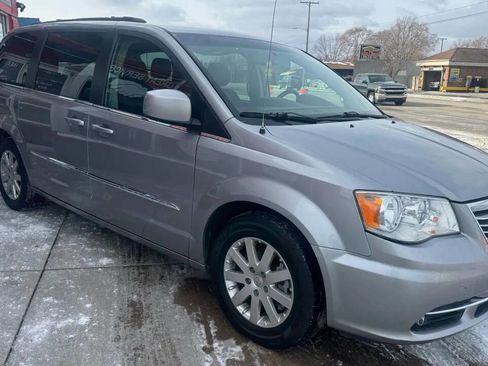 Used 2015 Chrysler Town & Country Touring image 3