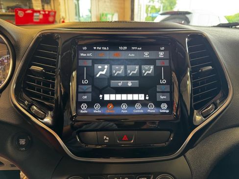 Used 2019 Jeep Cherokee Limited image 22