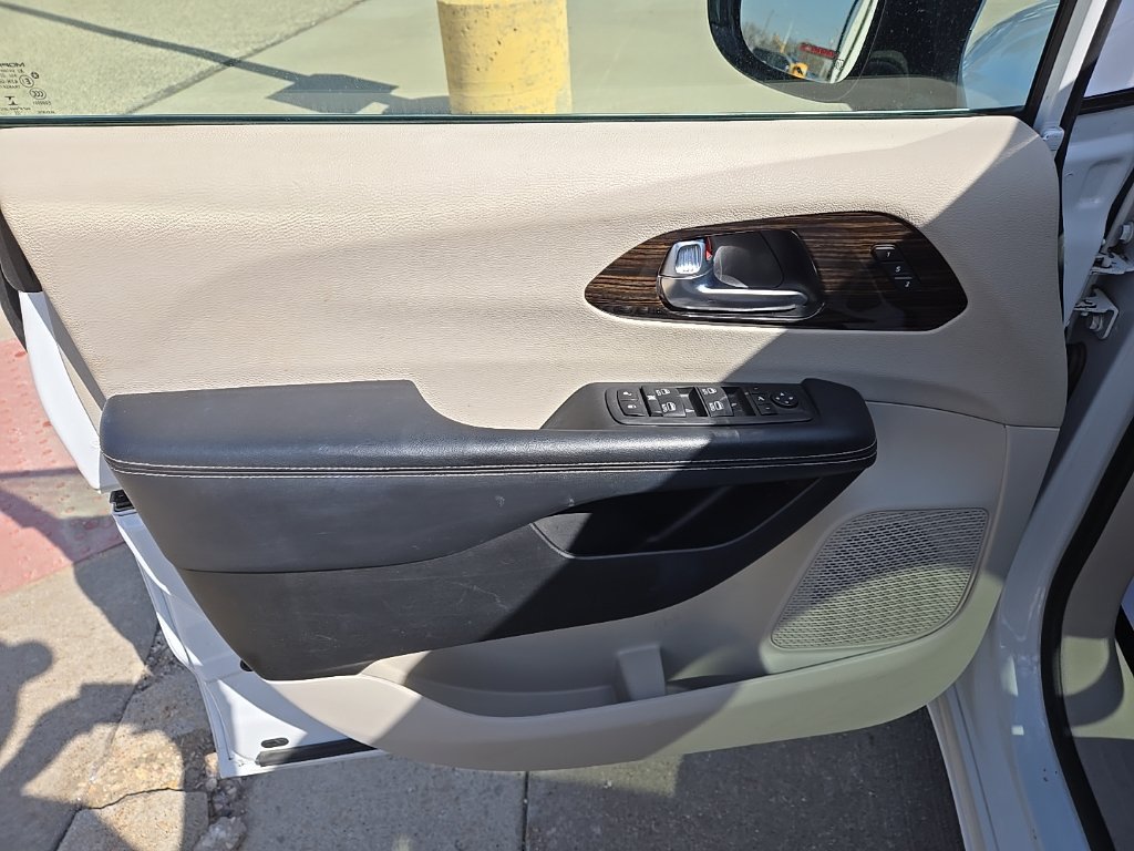 Used 2023 Chrysler Pacifica Limited FWD image 19
