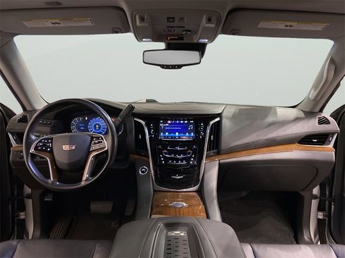 Used 2016 Cadillac Escalade Luxury image 12