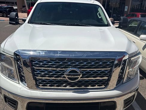 Used 2018 Nissan Titan SV w/ SV Convenience Package AWD/4WD image 4