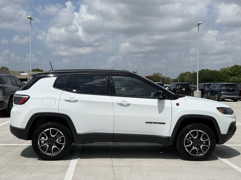 Used 2025 Jeep Compass Trailhawk image 3
